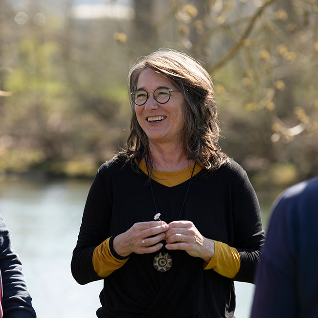 Theresa Keidel beim Seminar mit Teilnehmenden Theresa Keidel beim Seminar mit Teilnehmenden in der Natur