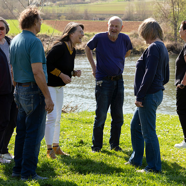 Theresa Keidel beim Seminar mit Teilnehmenden in der Natur
