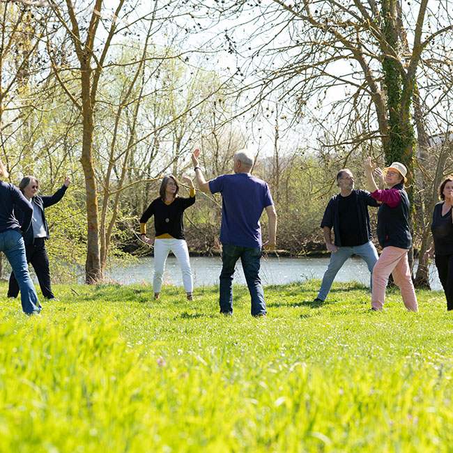 Theresa Keidel mit einer Gruppe beim Qigong in der Natur