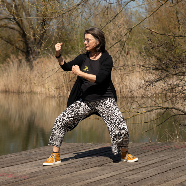 Portrait von Theresa Keidel beim Qigong in der Natur