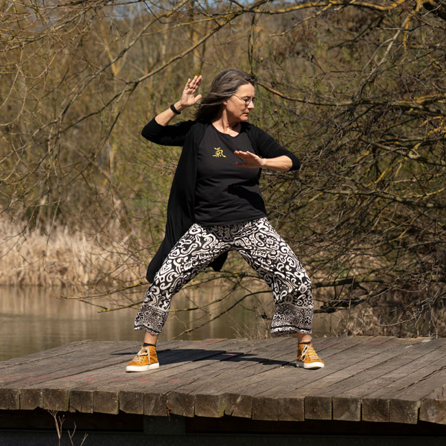 Portrait von Theresa Keidel beim Qigong in der Natur