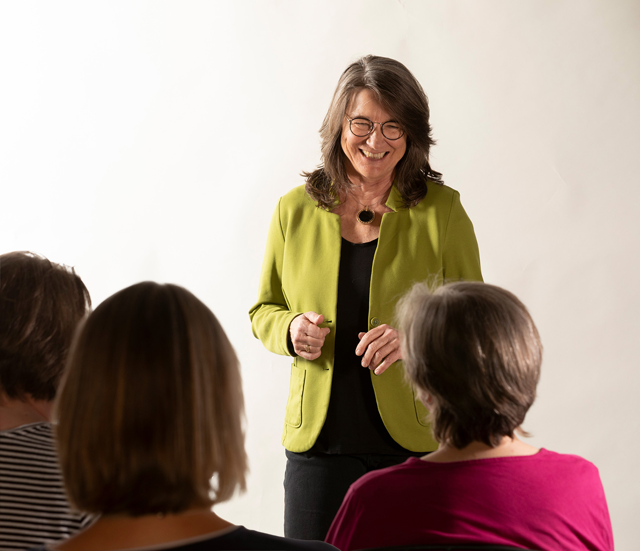 Theresa Keidel mit einer Gruppe Teilnehmenden im Seminar