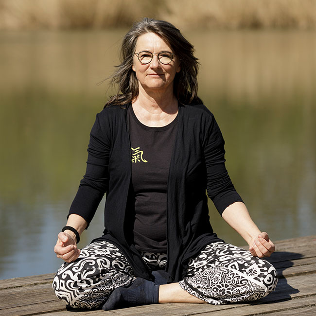 Theresa Keidel in Sitzmeditationshaltung