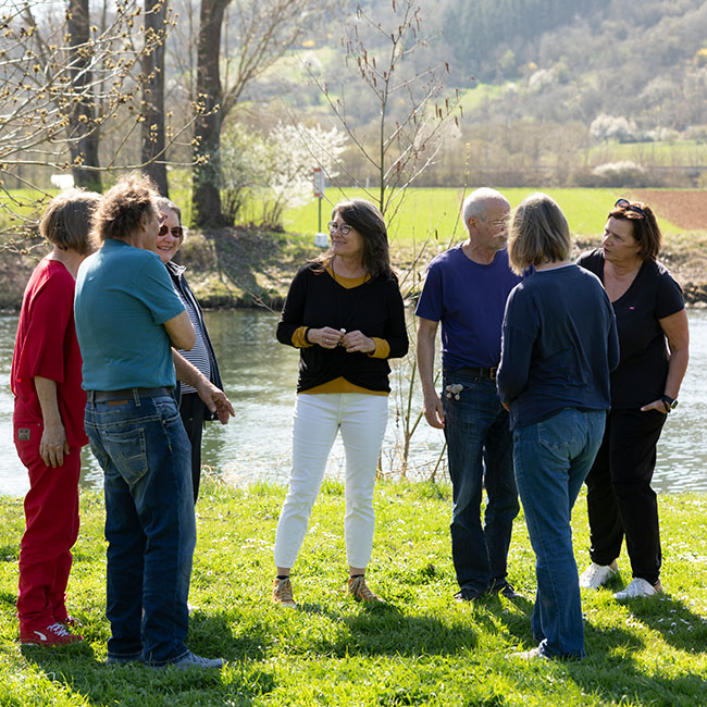 Theresa Keidel mit einer Gruppe beim Seminar in der Natur