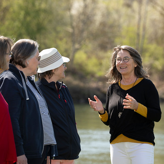 Theresa Keidel mit einer Gruppe beim Seminar in der Natur